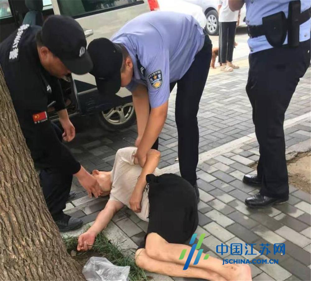 东海县一男子和家人吵架“借酒消愁”至昏迷 民警及时救助
