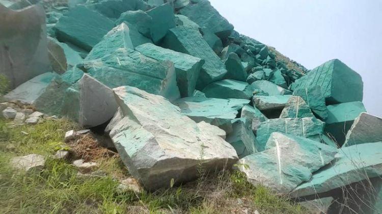 山东新泰市昌盛石料厂应付环保检查、蒙蔽卫星监测 矿山被涂上绿漆