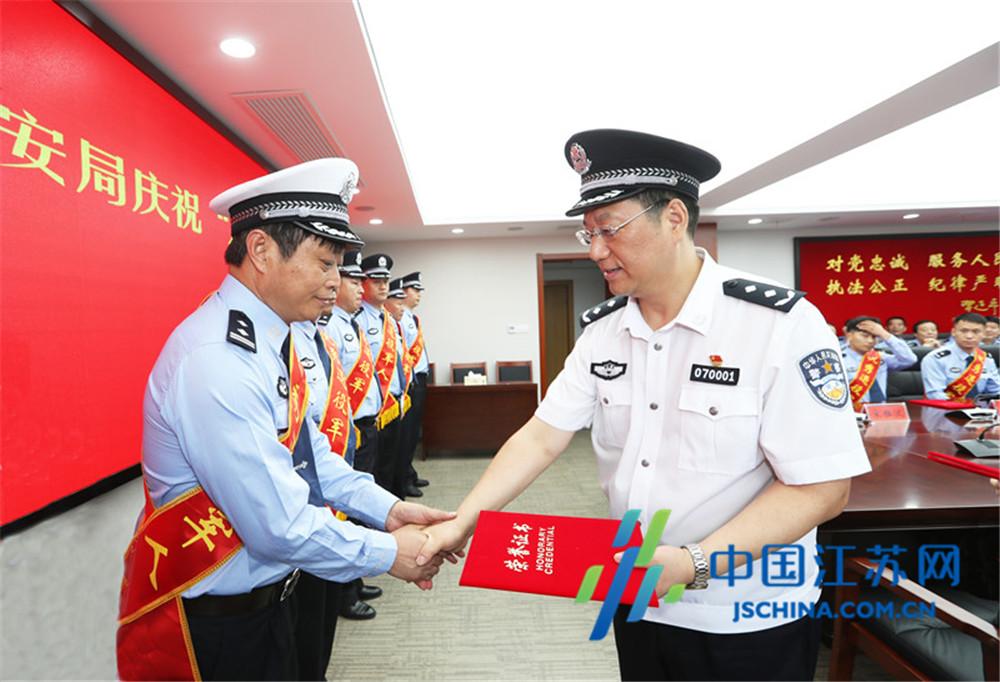 连云港警方庆祝“八一”建军节座谈会召开 20名优秀退役军人获表彰