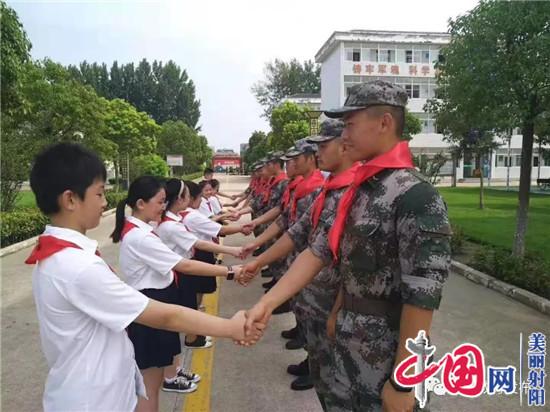 徐秀娟英雄中队队员紧握军营“特别的手”