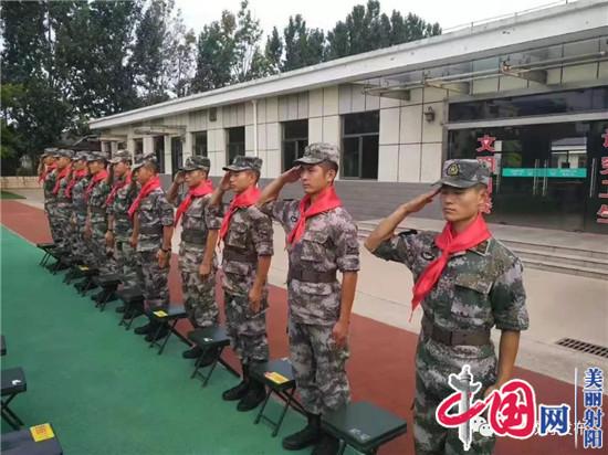 徐秀娟英雄中队队员紧握军营“特别的手”