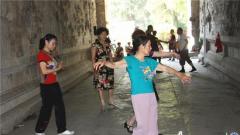 《图说美丽新南京》三伏天：南京众多市民午朝门内跳舞纳凉很惬意
