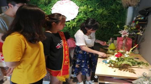 山东省聊城大学农学院举办“学习插花艺术 体验鲜花魅力活动