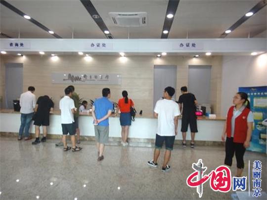 图说美丽新南京：南京高温来袭，众多市民前往图书馆读书纳凉