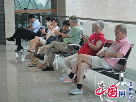 图说美丽新南京：南京高温来袭，众多市民前往图书馆读书纳凉
