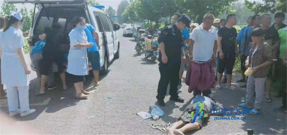老人意外摔倒路边 灌云县公安局巡特警大队民警果断援手救助