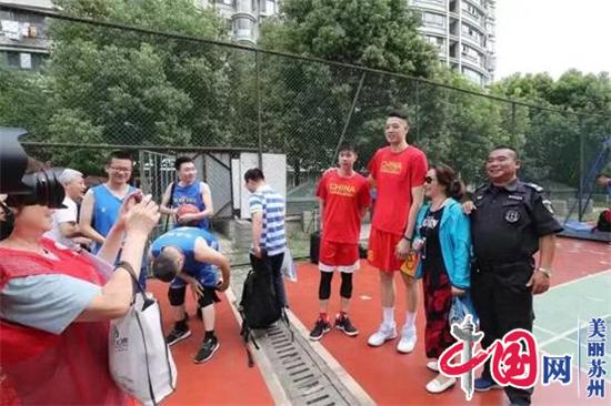 中国国奥篮球队走进四季晶华社区