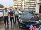  大雨中，泰兴交警围车砸窗，原因竟然是……