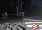  超高货车深夜刮断电缆线 泰兴虹桥交警紧急抢修保畅通