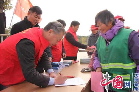 泰兴市总工会：法律宣传走近农民工身边
