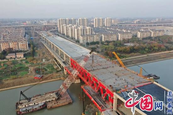 寒潮来袭，交通建设者热情不减——泰州市首座双层公路桥主桥钢梁桥面实现合龙