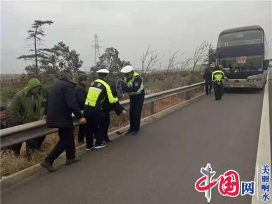 响水某大客车高速上突然爆胎!当时车上有18名乘客