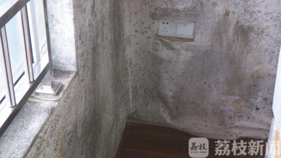 南京保利中航樾公馆墙面反复发霉 开发商：和房屋质量无关