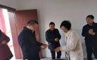 海安市教体局领导到白甸镇慰问生病教师并进行安全检查