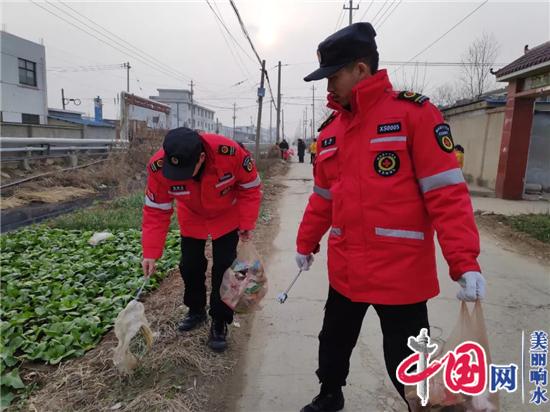响水：老少二代红十字志愿者齐动手 助力全县城乡环境整治迎新年