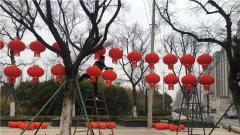 句容城管局园林中心大红灯笼装点公园  游客备感浓浓“年味”