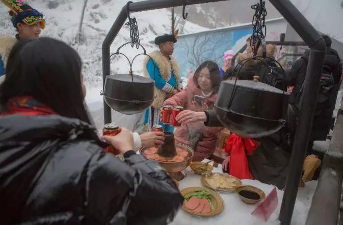 来北川旅游还可以这么玩，九皇山边吃火锅边赏雪景
