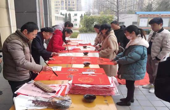天山社区开展“欢乐中国年 为您送春联”活动