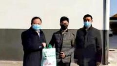 爱心企业向兴化市钓鱼镇捐赠医用口罩和消毒药水