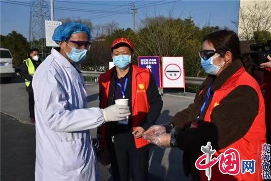 兴化市戴南镇领导带领私个协党员、志愿者慰问疫情防控一线工作人员