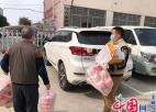 句容一市民向防疫一线环卫工人捐赠“爱心方便面” 