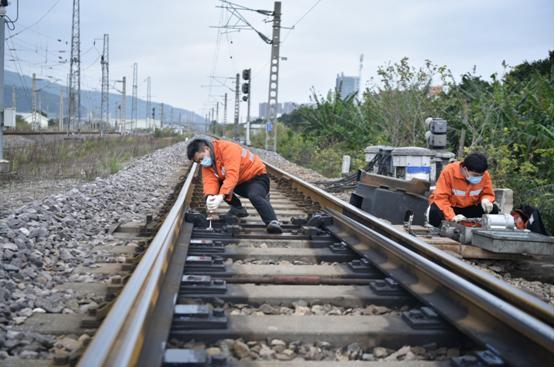 南铁福州电务段：护航春运路，信号设备检修忙