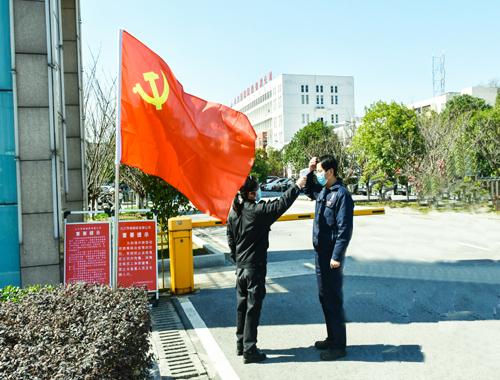 方大九钢:让党旗在抗"疫"一线飘扬