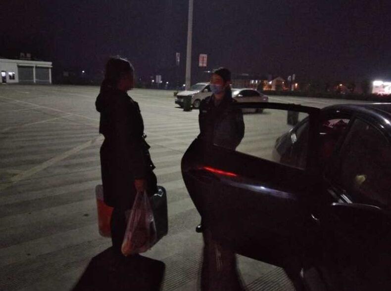 旅客夜晚于服务区停车求助 保康民警及时送上暖心物资