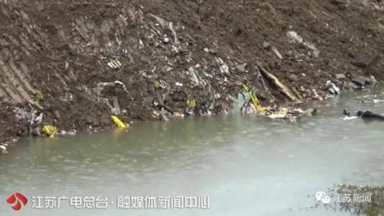南京江宁滨江城管局旁有座非法垃圾填埋场 接到举报没人查