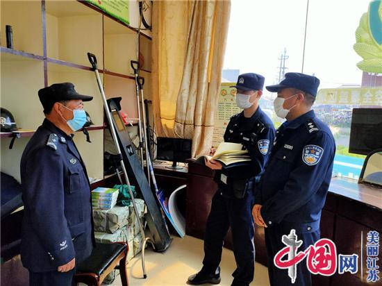 江苏淮阴公安分局五里派出所对辖区内超市开展安全检查