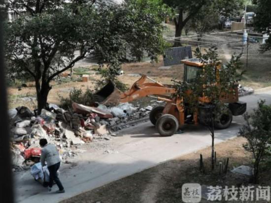 南京市鼓楼区月光广场绿地成垃圾堆场