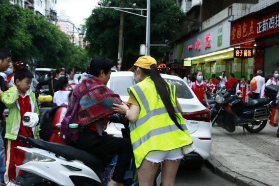 荣县东街小学积极配合相关部门开展 二轮车、三轮车遮阳棚（伞）整治行动