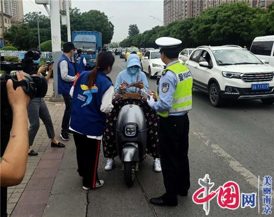 南京市秣陵街道下墟社区：“一盔一带”守护生命，戴好系牢切莫大意