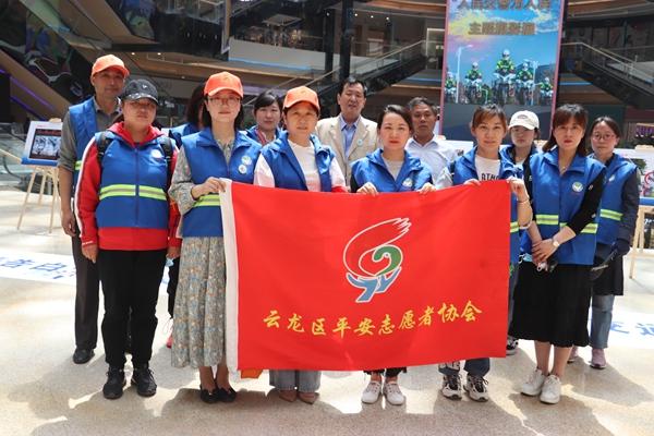 徐州市平安志愿者聯合會組織志愿者參加“人民交警為人民”攝影展
