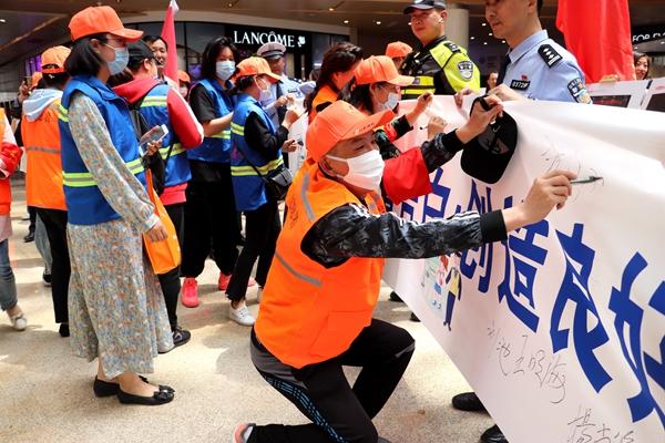徐州市平安志愿者联合会组织志愿者参加“人民交警为人民”摄影展