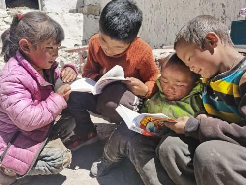 中建一局300余册图书“六一”前送达西藏贫困小学