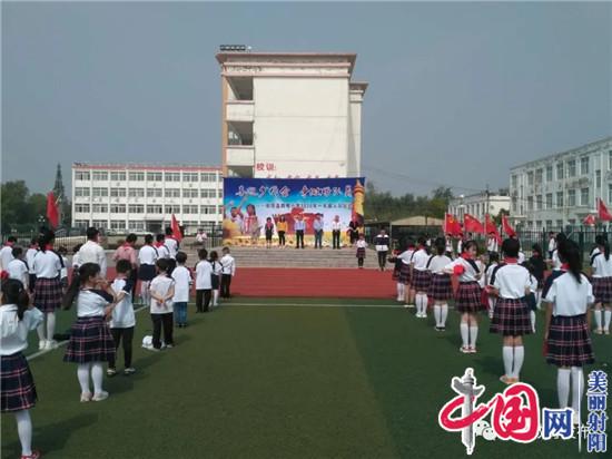 射阳县四明小学举行新队员集中入队活动