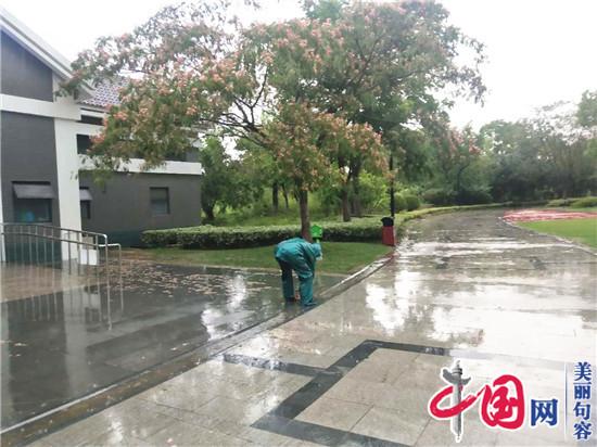 句容城管局园林中心应对入梅暴雨   确保道路安全畅通