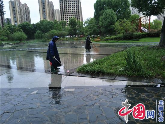 句容城管局园林中心应对入梅暴雨   确保道路安全畅通