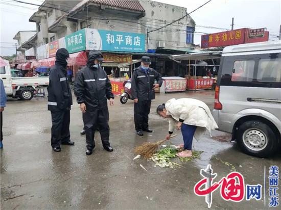 坚守城管执法岗 协助疫情防控工作