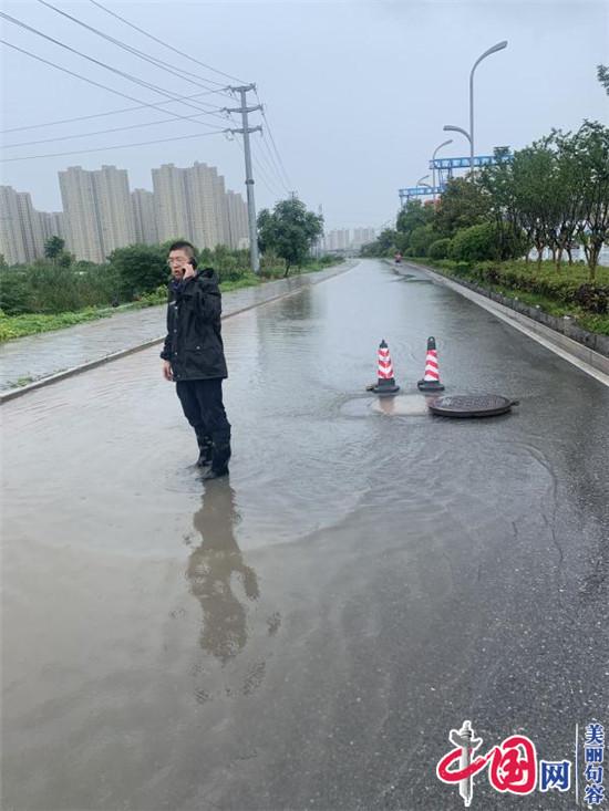 雨水反冒冲开井盖 句容城管局监督指挥大队及时处置