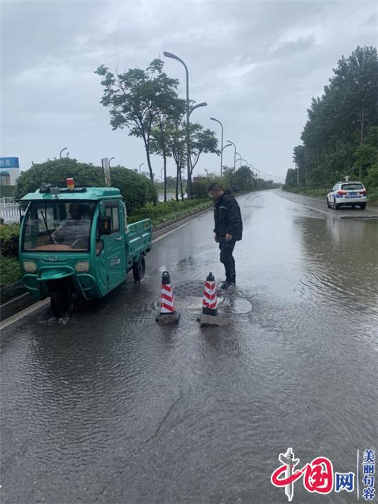 雨水反冒冲开井盖 句容城管局监督指挥大队及时处置