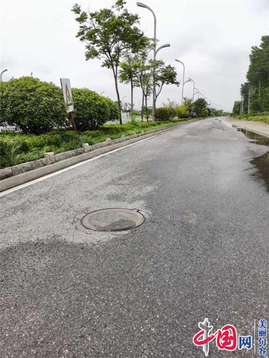 雨水反冒冲开井盖 句容城管局监督指挥大队及时处置