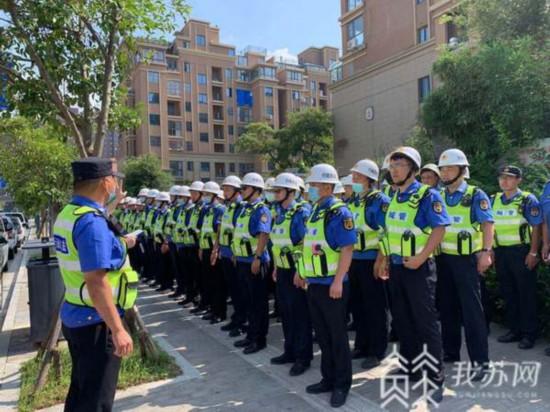 连云港高新区铂金公馆小区违建成风：42户公职人员承诺拆除