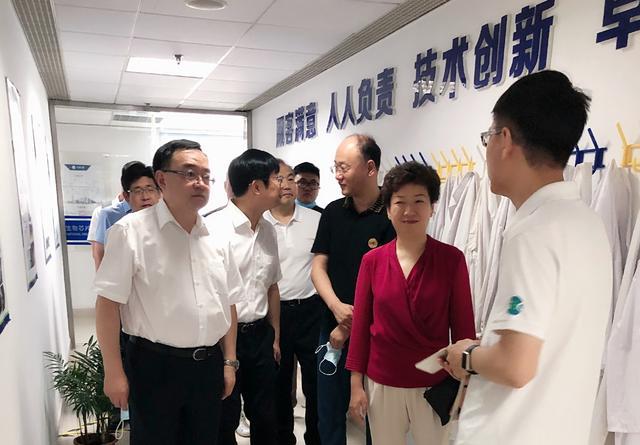 青岛市政府考察团莅临生物芯片上海国家工程研究中心考察调研