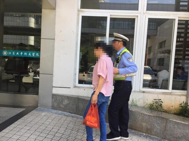 车辆未检被扣留，车内有重病患者，镇江民警紧急救援