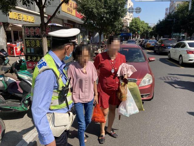 车辆未检被扣留，车内有重病患者，镇江民警紧急救援