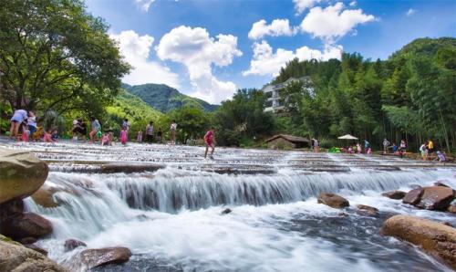 高虹镇龙门秘境合力齐抓 呈现夏日“火热”场面