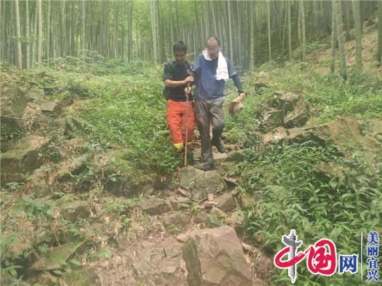 宜兴湖㳇镇：一驴友独自爬山不幸中暑被困山顶 消防员奔赴救援