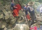  宜兴湖㳇镇：一驴友独自爬山中暑被困山顶 消防员奔赴救援